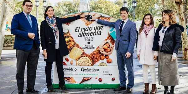 El Ayuntamiento, a través de Lipasam, la APP ElTenedor y Ecovidrio ponen en marcha la campaña ‘El reto que alimenta’ con el objetivo de reciclar cinco toneladas de vidrio que se traducirán en donaciones para el Banco de Alimentos de Sevilla