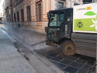 El Ayuntamiento comienza a ejecutar el plan de lavado intensivo de pavimentos adicional a las tareas de baldeo con maquinaria y agua a presión y un presupuesto de 115.000 euros a través de Lipasam