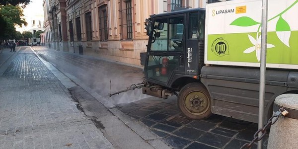 El Ayuntamiento comienza a ejecutar el plan de lavado intensivo de pavimentos adicional a las tareas de baldeo con maquinaria y agua a presión y un presupuesto de 115.000 euros a través de Lipasam