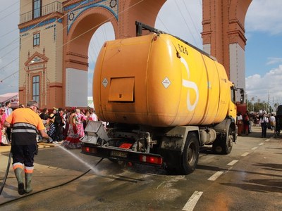El Ayuntamiento de Sevilla activa un dispositivo especial de limpieza para la Feria de Abril de 2023 conformado por 564 operarios y 113 vehículos de Lipasam, que refuerza este año la recogida selectiva en todo el Real