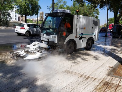 El Ayuntamiento de Sevilla pone en marcha un nuevo servicio de limpieza con agua caliente a presión.