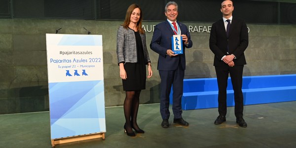 El Ayuntamiento de Sevilla recibe Tres Pajaritas Azules como premio a la recogida selectiva de papel y cartón e incrementa su recogida