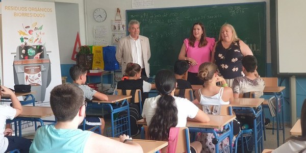 El Ayuntamiento despliega acciones educativas en los colegios de Alcosa para fomentar el uso de los nuevos contenedores de biorresiduos y concienciar a los escolares sobre el reciclaje y la economía circular