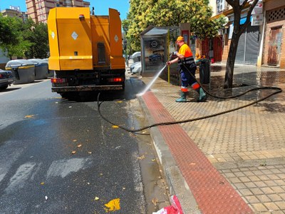 El Ayuntamiento ha realizado en una semana baldeos con agua a presión en 392 calles, barridos intensivos en 32 barrios y limpieza de los entornos de 1.800 contenedores con más de 640.000 litros de agua no potable en el marco de la tercera fase del ‘Plan Ciudad’ de Lipasam