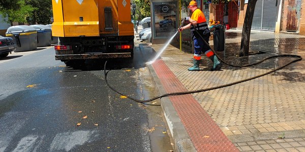 El Ayuntamiento ha realizado en una semana baldeos con agua a presión en 392 calles, barridos intensivos en 32 barrios y limpieza de los entornos de 1.800 contenedores con más de 640.000 litros de agua no potable en el marco de la tercera fase del ‘Plan Ciudad’ de Lipasam