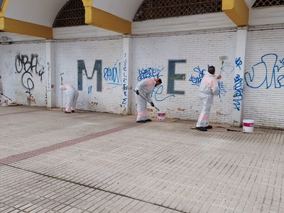 El Ayuntamiento habilita una unidad en Lipasam para la retirada de pintadas vandálicas y pone en marcha un programa piloto en zonas comerciales de distintos distritos