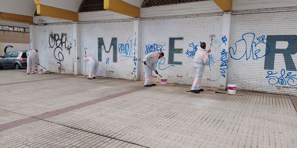 El Ayuntamiento habilita una unidad en Lipasam para la retirada de pintadas vandálicas y pone en marcha un programa piloto en zonas comerciales de distintos distritos