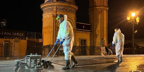 El Ayuntamiento incorpora turnos de mañana, tarde y noche para los trabajos de retirada de la cera de la Semana Santa por parte de Lipasam y ha actuado ya sobre una superficie equivalente a más de seis campos de fútbol