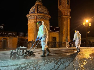 El Ayuntamiento incorpora turnos de mañana, tarde y noche para los trabajos de retirada de la cera de la Semana Santa por parte de Lipasam y ha actuado ya sobre una superficie equivalente a más de seis campos de fútbol