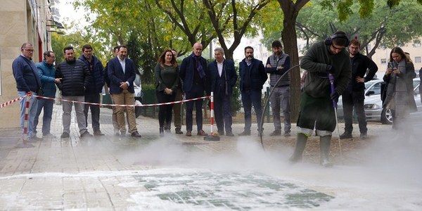El Ayuntamiento inicia en Sevilla Este y Pino Montano un nuevo sistema de limpieza de pavimentos que se extenderá progresivamente al resto de barrios de la ciudad