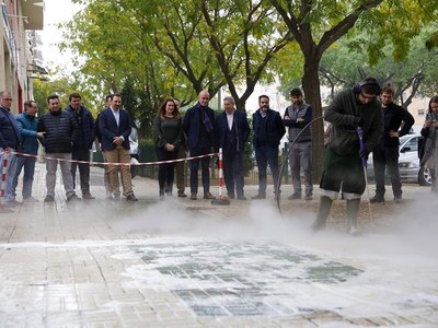 El Ayuntamiento inicia en Sevilla Este y Pino Montano un nuevo sistema de limpieza de pavimentos que se extenderá progresivamente al resto de barrios de la ciudad