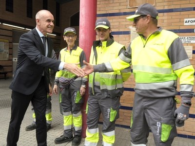 El Ayuntamiento invierte 2,49 millones de euros para reforzar la flota de vehículos de limpieza y recogida de residuos en el marco de la estrategia de Lipasam para mejorar sus servicios