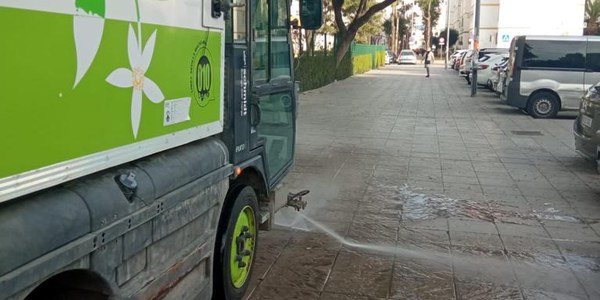 El Ayuntamiento licita un servicio especializado de limpieza de manchas incrustadas en el pavimento que no pueden ser eliminadas con los medios habituales de baldeo de Lipasam con una inversión de 423.742 euros