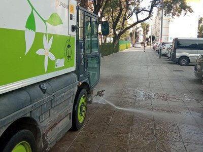 El Ayuntamiento licita un servicio especializado de limpieza de manchas incrustadas en el pavimento que no pueden ser eliminadas con los medios habituales de baldeo de Lipasam con una inversión de 423.742 euros