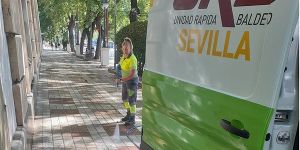 El Ayuntamiento pone en marcha 10 unidades rápidas de baldeos para reforzar la limpieza viaria