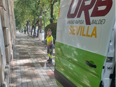 El Ayuntamiento pone en marcha 10 unidades rápidas de baldeos para reforzar la limpieza viaria