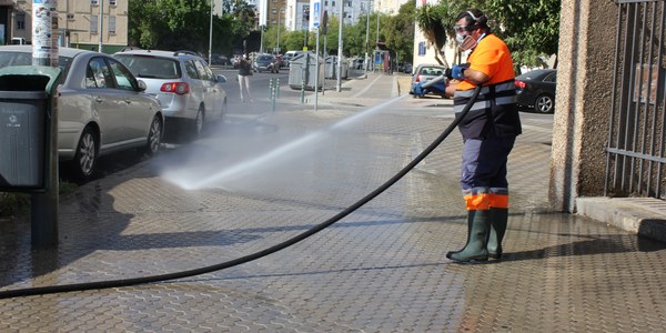 EL AYUNTAMIENTO PONE EN MARCHA A TRAVÉS DE LIPASAM UN NUEVO PLAN DE REFUERZO DE BALDEO Y DESINFECCIÓN DE LAS CALLES Y DE LOS PUNTOS DE MANIPULACIÓN DE CONTENEDORES