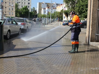 EL AYUNTAMIENTO PONE EN MARCHA A TRAVÉS DE LIPASAM UN NUEVO PLAN DE REFUERZO DE BALDEO Y DESINFECCIÓN DE LAS CALLES Y DE LOS PUNTOS DE MANIPULACIÓN DE CONTENEDORES