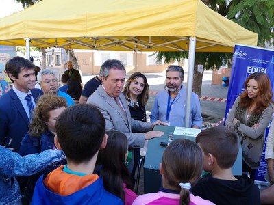 El Ayuntamiento pone en servicio tres nuevos ecopuntos y distribuye 27 compostadoras en colegios de la zona Norte y Macarena financiados a través del programa europeo Edusi