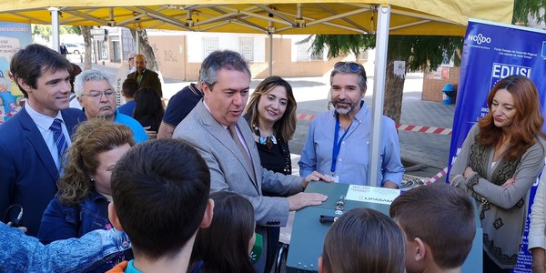 El Ayuntamiento pone en servicio tres nuevos ecopuntos y distribuye 27 compostadoras en colegios de la zona Norte y Macarena financiados a través del programa europeo Edusi