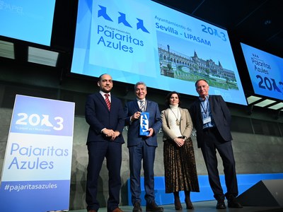 El Ayuntamiento recibe tres Pajaritas Azules como reconocimiento a la recogida selectiva de papel y cartón