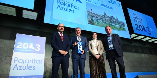 El Ayuntamiento recibe tres Pajaritas Azules como reconocimiento a la recogida selectiva de papel y cartón