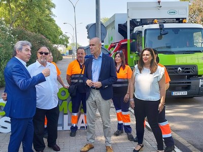 El Ayuntamiento refuerza el servicio de recogida de residuos de Lipasam con una inversión de 810.000 euros en tres nuevos vehículos para mejorar la eficiencia.