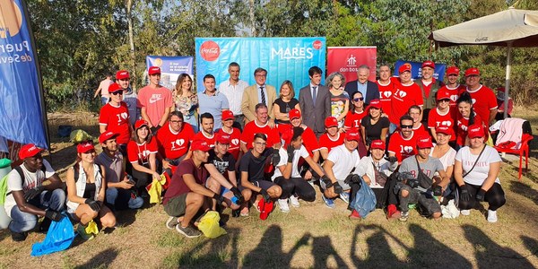 El Ayuntamiento respalda una acción de Coca-Cola para promover el cuidado y la protección ambiental del entorno del Guadalquivir realizada en suelos del Estado anexos al río y con la participación de 140 voluntarios