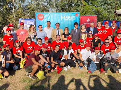 El Ayuntamiento respalda una acción de Coca-Cola para promover el cuidado y la protección ambiental del entorno del Guadalquivir realizada en suelos del Estado anexos al río y con la participación de 140 voluntarios