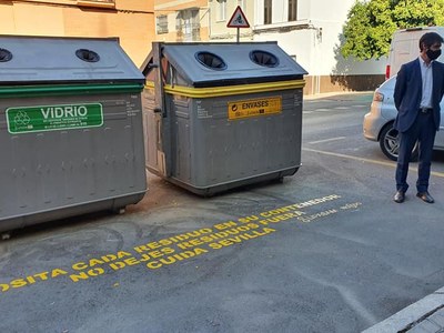 El Ayuntamiento rotula más de 800 puntos de recogida de residuos de Lipasam para concienciar sobre el reciclaje y sobre el abandono de basura fuera de los contenedores