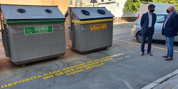 El Ayuntamiento rotula más de 800 puntos de recogida de residuos de Lipasam para concienciar sobre el reciclaje y sobre el abandono de basura fuera de los contenedores