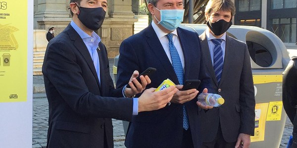 El Ayuntamiento y Ecoembes ponen en marcha un programa de incentivos para quienes reciclen envases y botellas de plástico de bebidas en los contenedores amarillos ubicados la vía pública