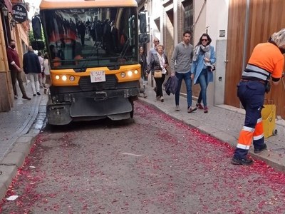 El dispositivo de limpieza de Lipasam para esta Semana Santa supera los 800 operarios tras reforzarse su plantilla con 363 contrataciones y destina una flota de 295 vehículos