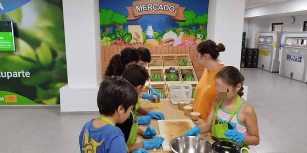 El programa de talleres medioambientales Ecochef de Lipasam llega a más de 600 menores y adultos durante el mes de julio a través de las escuelas de verano de los Distritos
