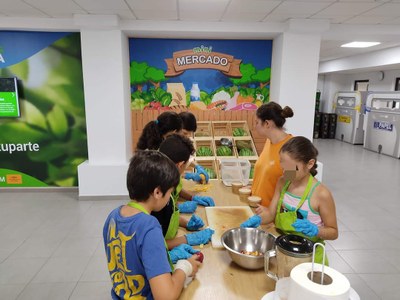 El programa de talleres medioambientales Ecochef de Lipasam llega a más de 600 menores y adultos durante el mes de julio a través de las escuelas de verano de los Distritos