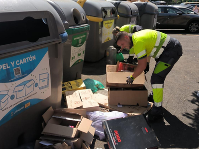 Lipasam gasta 7 millones al año en limpiar los puntos de contenedores y recoger la basura que se saca de ellos Lipasam gasta 7 millones al año en limpiar los puntos de contenedores y recoger la basura que se saca de ellos