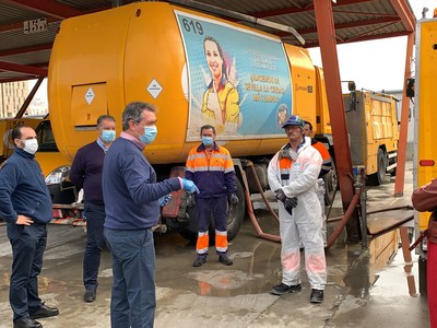 Lipasam ha distribuido ya 25 millones de litros de agua con desinfectante en los barrios y ha destinado 1,5 millones de euros a compras de epis, materiales y contrataciones de personal desde el inicio de la crisis sanitaria