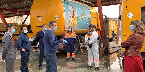 Lipasam ha distribuido ya 25 millones de litros de agua con desinfectante en los barrios y ha destinado 1,5 millones de euros a compras de epis, materiales y contrataciones de personal desde el inicio de la crisis sanitaria