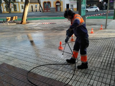 Lipasam inicia un plan de limpieza con baldeo de las calles y espacios públicos durante los meses de verano