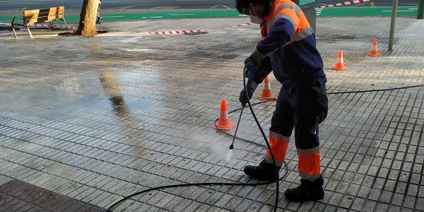 Lipasam inicia un plan de limpieza con baldeo de las calles y espacios públicos durante los meses de verano