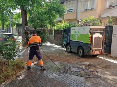 Lipasam inicia una nueva fase de su ‘Plan Ciudad’ con la contratación de 91 trabajadores para intensificar los baldeos en los barrios y dar respuesta a los grandes eventos de junio