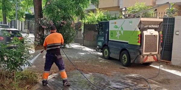 Lipasam inicia una nueva fase de su ‘Plan Ciudad’ con la contratación de 91 trabajadores para intensificar los baldeos en los barrios y dar respuesta a los grandes eventos de junio