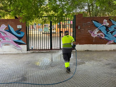 LIPASAM REALIZA MÁS DE 1.000 ACTUACIONES EN LOS EXTERIORES DE LOS CENTROS EDUCATIVOS DE SEVILLA ANTES DEL INICIO DE LAS CLASES