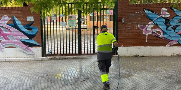 LIPASAM REALIZA MÁS DE 1.000 ACTUACIONES EN LOS EXTERIORES DE LOS CENTROS EDUCATIVOS DE SEVILLA ANTES DEL INICIO DE LAS CLASES