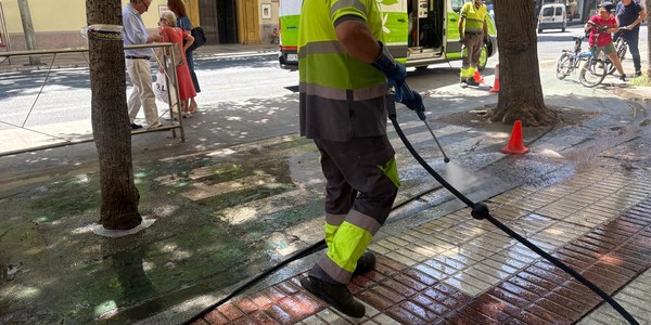 LIPASAM realiza una campaña para recordar a hosteleros y comerciantes la obligación de mantener limpio el pavimento de su área de influencia