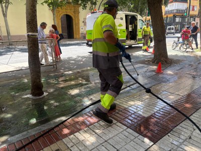 LIPASAM realiza una campaña para recordar a hosteleros y comerciantes la obligación de mantener limpio el pavimento de su área de influencia