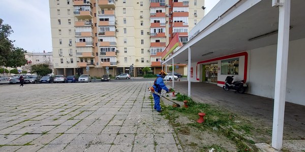 LIPASAM REFUERZA LOS SERVICIOS DE DESBROCE DE HIERBAS, EN TODOS LOS BARRIOS DE LA CIUDAD