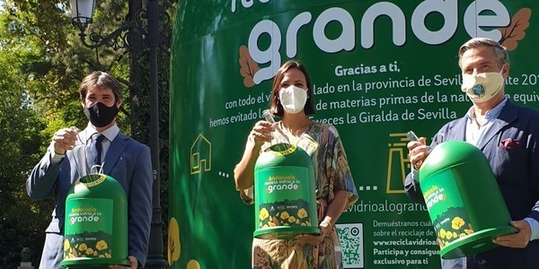 Un contenedor de vidrio de más de 8 metros de altura inicia en Sevilla una campaña para el reciclaje de residuos