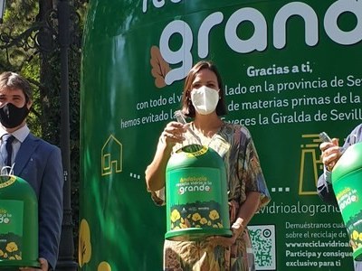 Un contenedor de vidrio de más de 8 metros de altura inicia en Sevilla una campaña para el reciclaje de residuos